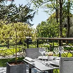 호텔 Les Jardins Du Mess 4*
