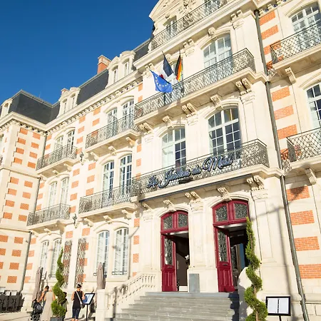 Les Jardins Du Mess 4*